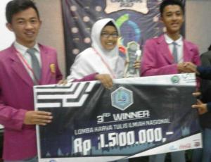 Juara 3 lomba Karya Tulis Ilmiah (KTI) tingkat nasional di Universitas Negeri Malang (UM) 